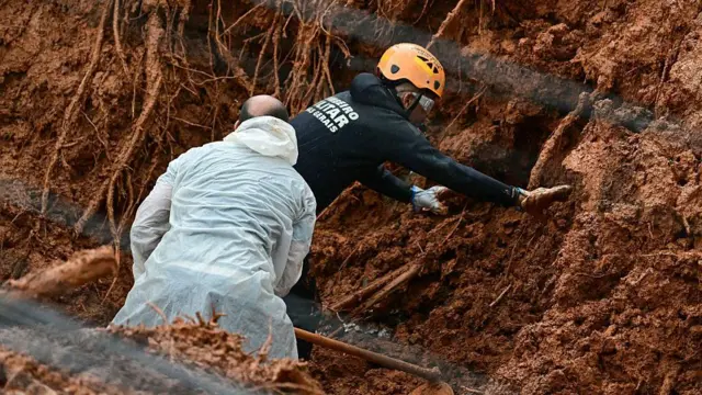 Bombeiro faz busca por desaparecidos em Juiz de Fora